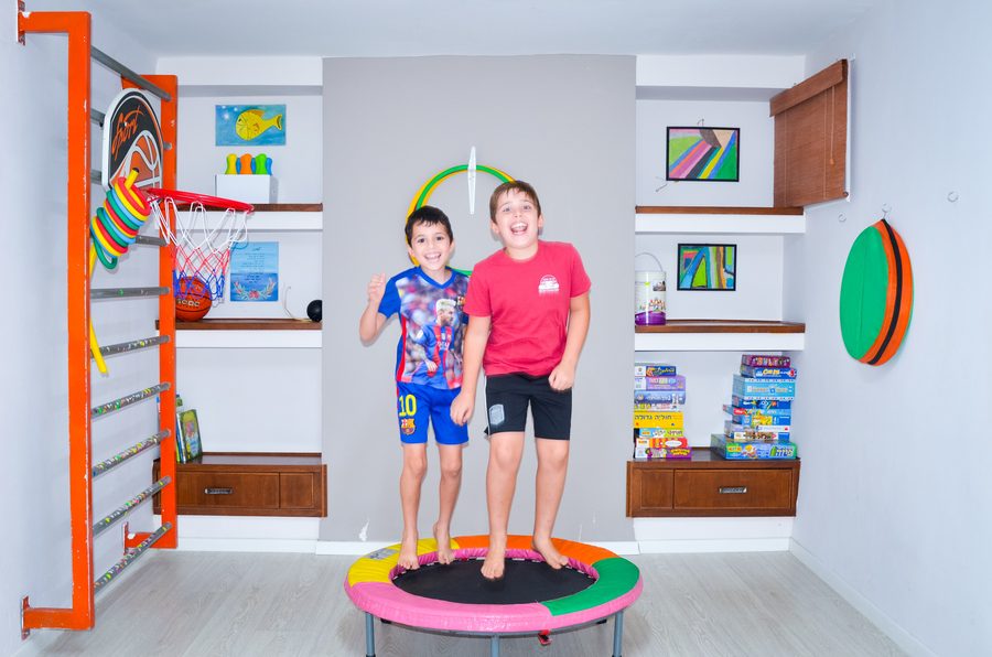 שני ילדים קופצים בשמחה על טרמפולינה במכון
